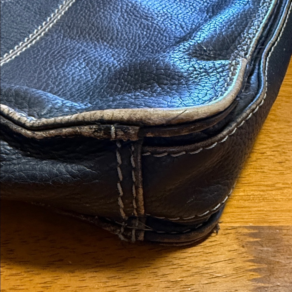 Black Rivet Genuine Leather messenger bag - Picture 5 of 11